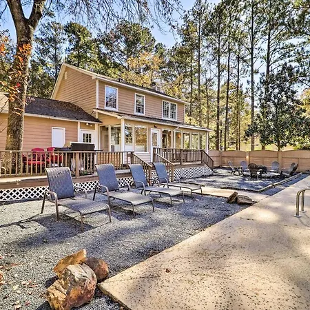 Lakefront Macon Home With Pool, Dock And Fishing!